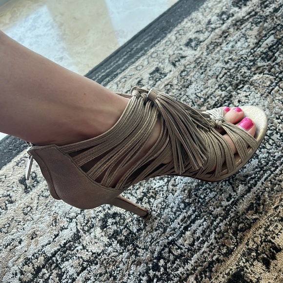 Dolce Vita size 9 champagne back zipper heels with tassels - Picture 8 of 8